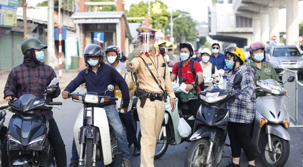 Hà Nội lập chốt kiểm soát "vùng đỏ", người dân ra đường vẫn đông