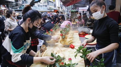 "Gà ngậm hoa hồng" đắt khách trong ngày ông Công ông Táo tại "chợ nhà giàu" nức tiếng Hà Nội