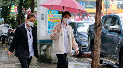 Thời tiết mưa lạnh, người Hà Nội phải mặc thêm chiếc áo ấm khi ra đường