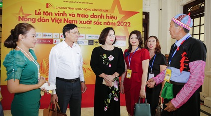 Phó Chủ tịch Hội Nông dân Việt Nam Bùi Thị Thơm dự tổng duyệt Lễ tôn vinh và trao Danh hiệu Nông dân Việt Nam