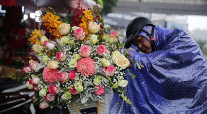 Người Hà Nội đội mưa rét, lạnh 17 độ C đi mua hoa tươi giá cao gấp 2 lần trong ngày 20/10