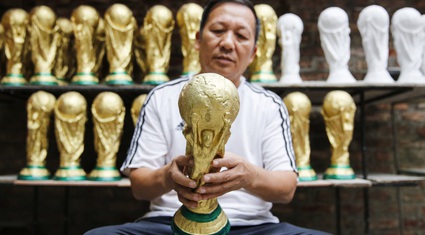 Cúp vàng World Cup Qatar 2022 giá 70.000 đồng xuất hiện tại Hà Nội