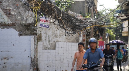 "Mạng nhện" giăng mắc chằng chịt, treo lơ lửng trên đầu người tại Hà Nội