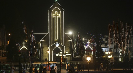 Nhà thờ đá Sa Pa rực sáng lung linh trong đêm trước ngày lễ Giáng sinh 2022