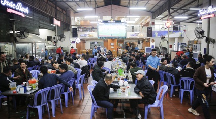 Quán nhậu tại Hà Nội đông nghịt người xem trận mở màn AFF Cup của đội tuyển Việt Nam
