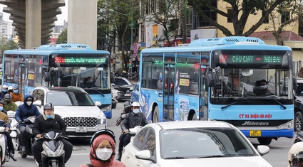 Hình ảnh xe buýt "rồng rắn" nối đuôi nhau di chuyển trên đường phố Hà Nội