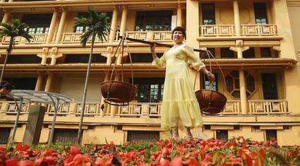 Người Hà Nội "phát sốt" với tour du lịch “Bác Cổ - Mùa hoa gạo” bên cây gạo cổ thụ