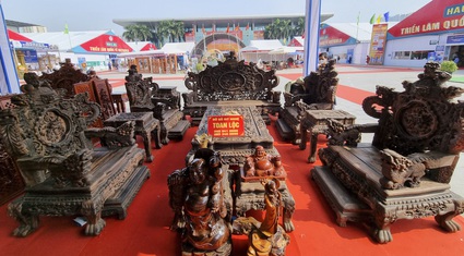 Chiêm ngưỡng bộ bàn ghế "Rồng đỉnh tứ linh" làm bằng gỗ mun giá tiền tỷ tại Hà Nội