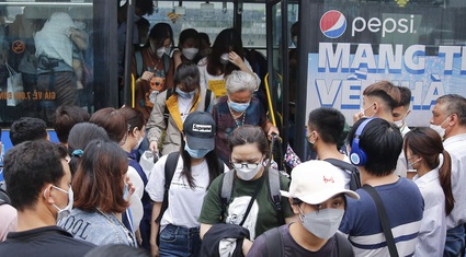 Bến xe tại Hà Nội đông nghịt, người dân khổ sở chen nhau lên xe khách về quê dịp nghỉ lễ 30/4