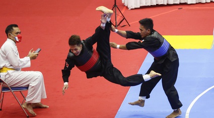 Võ sĩ Pencak silat Việt Nam tươi cười trong trận đấu đầy kịch tính với võ sĩ Philippines