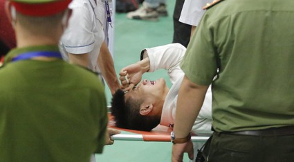 Hình ảnh vận động viên Jujitsu Indonesia ôm mặt đau đớn và phải rời sàn đấu trong trận đấu với Thái Lan