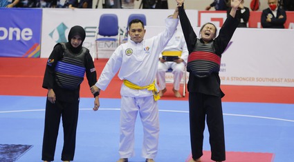 CLIP: Trận đấu Pencak silat nảy lửa giữa nữ võ sĩ người dân tộc Thái và võ sĩ Malaysia 