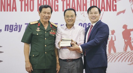Tướng Phạm Tuân và Nhà thơ Hồng Thanh Quang "truyền lửa" cho học sinh trường IVS