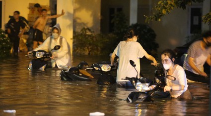 Sức người, sức máy hoạt động hết công suất để cứu tài sản trong trận mưa lớn tại Hà Nội