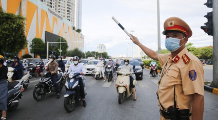 Xung đột giao thông diễn ra tại điểm quay đầu sau khi Hà Nội phân luồng lại các nút hay ùn tắc