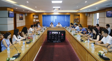 Phó Chủ tịch Hội Nông dân Việt Nam Bùi Thị Thơm dự họp giao ban đầu tuần cùng Báo NTNN/Dân Việt