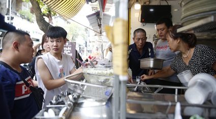 Hội độc thân rủ nhau đi mua chè đậu đỏ thoát ế, hàng bán chè "hốt bạc" ngày Thất Tịch