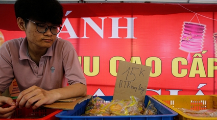 Cận cảnh bánh Trung thu giá "siêu rẻ" bày bán tràn lan trên vỉa hè Hà Nội