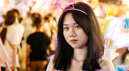 Giới trẻ xúng xính lên đồ "sống ảo" ở con phố đẹp nhất Hà Nội dịp Trung thu