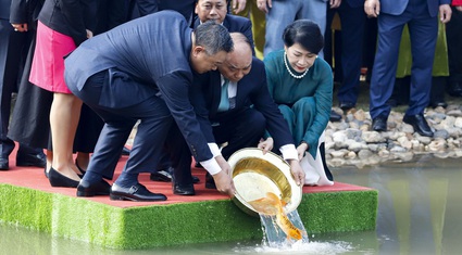 Chủ tịch nước Nguyễn Xuân Phúc cùng kiều bào dâng hương, thả cá chép tiễn ông Công, ông Táo 