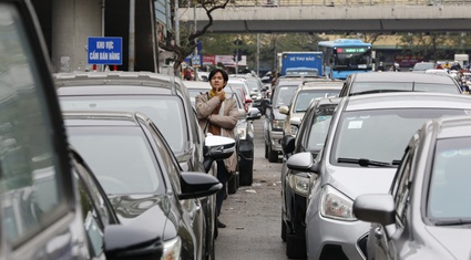 Cảnh ôtô xếp hàng dài cả trăm mét chờ đăng kiểm tại Hà Nội