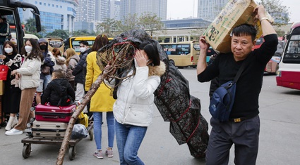 Xe khách quá tải, còn cốp xe như "vựa hành lý" ngày 27 Tết