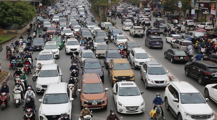 Xe buýt hỏng giữa đường, đường phố Hà Nội ùn tắc kéo dài hàng cây số ngày cận Tết