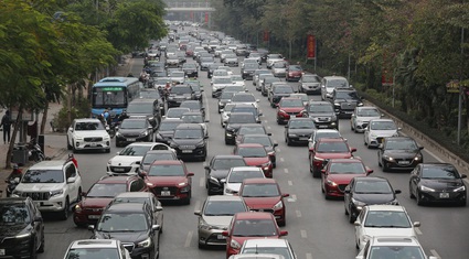 Giao thông cửa ngõ hướng vào trung tâm Hà Nội bắt đầu "nóng", người dân méo mặt đặt xe ôm công nghệ