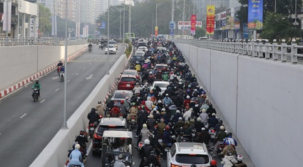 Ùn tắc kéo dài tại hầm chui Lê Văn Lương sau khi Hà Nội tổ chức lại giao thông kiểu mới
