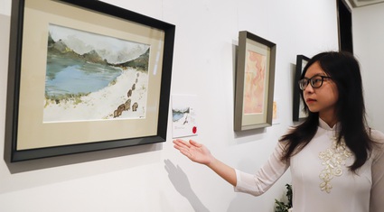 Thiếu nữ Hà thành 17 tuổi chuyển thơ thành tranh tại triển lãm "Họa – Thơ đi sứ"