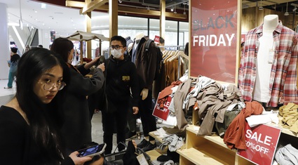 Trung tâm thương mại tại Thủ đô rầm rộ treo biển đại hạ giá lên tới 70% dịp Black Friday