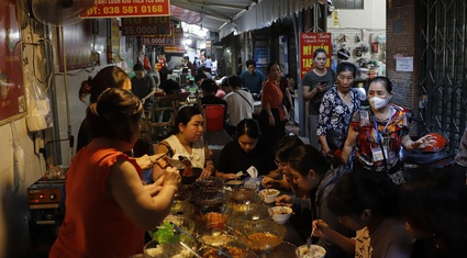 Cầm 100.000 đồng khám phá "food tour" tại khu chợ sầm uất bậc nhất Hà Nội