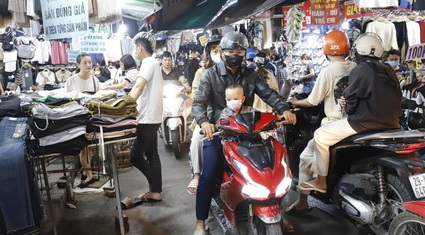 Tiểu thương chợ Nhà Xanh lấn chiếm "nuốt trọn" con đường cả ngày lẫn đêm