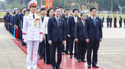 Hình ảnh Đoàn đại biểu dự Đại hội Nông dân Việt Nam lần thứ VIII vào Lăng viếng Chủ tịch Hồ Chí Minh