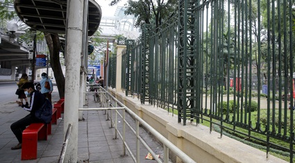 Cận cảnh đoạn hàng rào tại Công viên Thủ Lệ đang được nghiên cứu tháo dỡ 