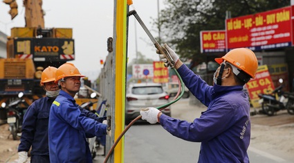Con đường Nguyễn Xiển ùn tắc triền miên ở Hà Nội được xén dải phân cách