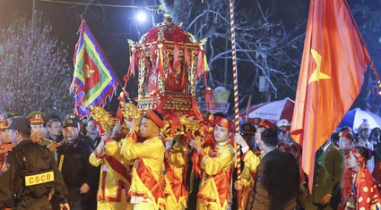 Hình ảnh nghi lễ khai ấn đền Trần diễn ra vào lúc nửa đêm ở Nam Định