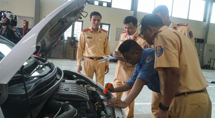 Cận cảnh lực lượng cảnh sát giao thông hỗ trợ hoạt động đăng kiểm tại Hà Nội
