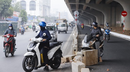 Xe máy lách rào chắn, tạt đầu ô tô tại đoạn đường chờ "nghiệm thu" ở Hà Nội