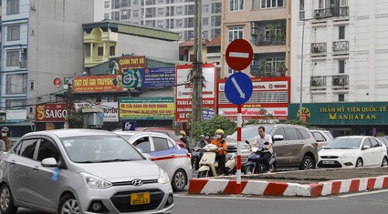 Hà Nội xén giải phân cách và đóng 12 điểm quay đầu trên trục đường Chu Văn An - Vạn Phúc