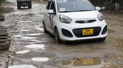 Đoạn đường "đau khổ" thử thách tay lái người dân Thủ đô sau cơn mưa sáng nay