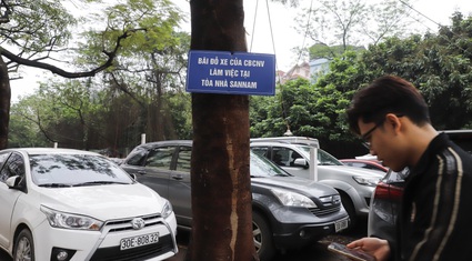 Ôtô đỗ tràn lan trên vỉa hè, lòng đường tại "thủ phủ" văn phòng cho thuê ở Hà Nội