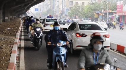 Hàng đoàn xe máy ùn ùn đi ngược chiều tại đường Nguyễn Xiển mở rộng