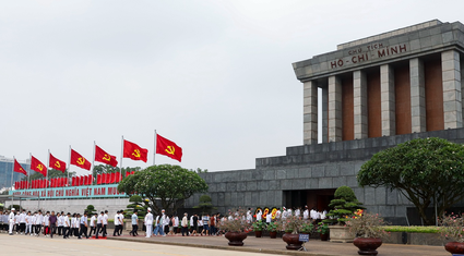 Hàng đoàn khách quốc tế vào Lăng viếng Chủ tịch Hồ Chí Minh trong ngày sinh nhật Bác