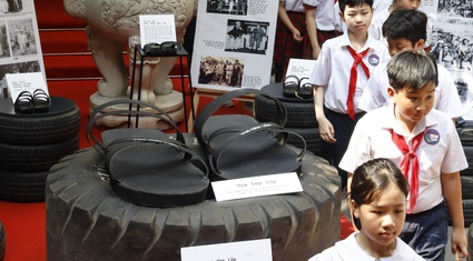 Loạt dép lốp cao su huyền thoại được phục dựng và trưng bày tại Hà Nội