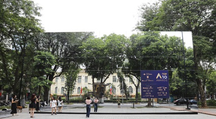 Xuất hiện nhà gương kính 3D phản chiếu khổng lồ ở trung tâm Hà Nội