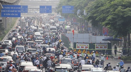 Đường Nguyễn Trãi (Hà Nội) ùn tắc kéo dài cả cây số sau khi đặt "lô cốt" rộng hàng trăm m2