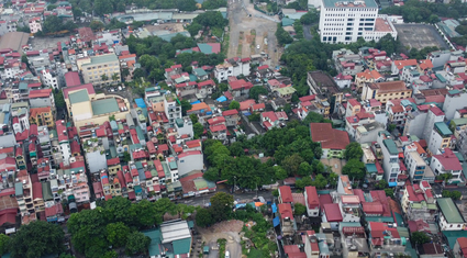 Thi công 2 năm vẫn chưa xong 300 m, đường 8 làn xe tại Hà Nội thành nơi trồng rau và bãi gửi xe