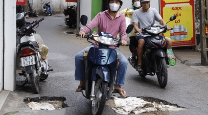 Đoạn đường dài 500 mét tại Hà Nội bị băm nát, chi chít những "vết sẹo" như bẫy người đi đường