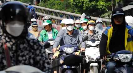 Bất chấp biển cấm, hàng đoàn xe máy vẫn nuối đuôi nhau vượt cầu trong giờ cao điểm tại Hà Nội